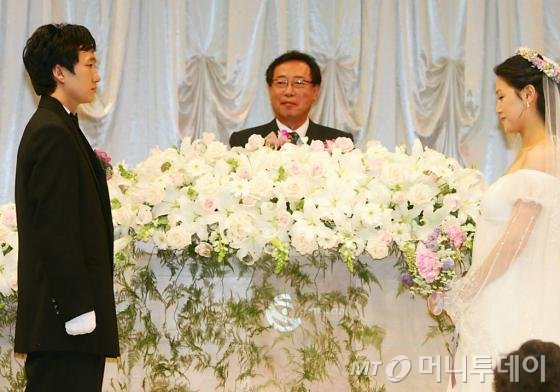 박해일 결혼식에서 주례를 맡은 변희봉과 박해일-서유선 부부(기사와 관계 없음)/사진=뉴스1
