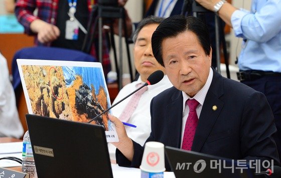 무소속 유승우 의원이 10일 오후 서울 여의도 국회에서 열린 농림축산식품해양수산위원회의 농림축산식품부에 대한 국정감사에서 이동필 장관에게 구제역 파동 당시 가축매몰지에 대한 관리가 허술해 침출수 유출로 인한 인근 지하수 오염 가능성이 크다며 문제의 심각성을 제기하고 있다. /사진=뉴스1