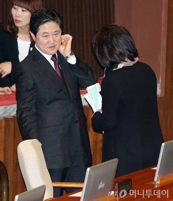 해양수산부 장관 직을 마치고 여의도로 컴백한 새누리당 유기준 의원이 12일 국회에서 열린 본회의에서 정의당 심상정 대표와 대화를 나누고 있다. 2015.11.12/뉴스1  <저작권자 © 뉴스1코리아, 무단전재 및 재배포 금지>