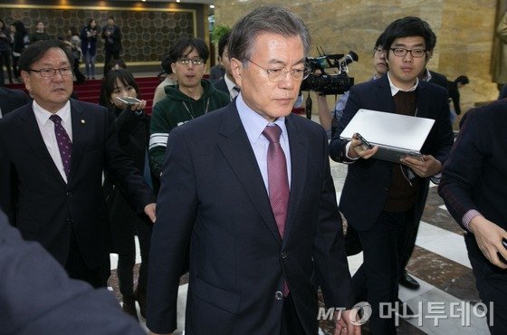 선거구 획정 법정시한을 하루 앞둔 12일 오후 서울 여의도 국회 귀빈식당에서 선거구 획정 논의를 위한 여야 지도부 및 정치개혁특별위원회 간사 재회동이 결렬된 후 문재인 새정치민주연합 대표가 나서고 있다. 이날 여야 회동은 본회의 후 재개됐지만 결렬됐다. 2015.11.12/뉴스1  <저작권자 © 뉴스1코리아, 무단전재 및 재배포 금지>