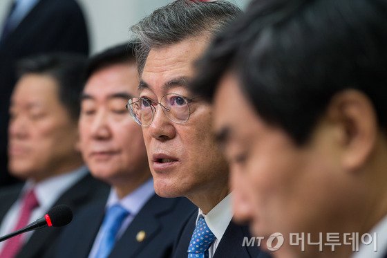 문재인 새정치민주연합 대표가 13일 서울 여의도 국회에서 열린 확대간부회의에서 모두발언을 하고 있다.문 대표는 전태일 열사 45주기인 이날 회의에서 "사회불평등은 45년 전보다 더욱 심해졌고 노동자 4명 중 1명이 저임금이다. 비정규직 627만명은 2015년의 전태일이다"고 말했다. 2015.11.13/뉴스1  <저작권자 © 뉴스1코리아, 무단전재 및 재배포 금지>