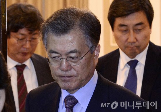 문재인 새정치민주연합 대표가 12일 서울 여의도 국회 귀빈식당에서 열린 20대 총선 선거구 획정 논의를 위한 여야 지도부 4+4 회동을 마친 후 귀빈식당을 빠져나오고 있다. 여야 지도부는 이날 오후 2시로 예정된 본회의를 마친 후 다시 만나 논의를 이어간다. 2015.11.12/뉴스1  <저작권자 © 뉴스1코리아, 무단전재 및 재배포 금지>