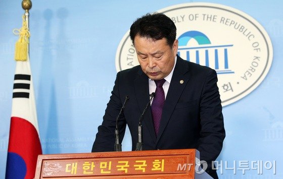 중앙선거관리위 산하 국회의원 선거구획정위원회 김대년 위원장이 10월 13일 서울 여의도 국회 정론관에서 열린 기자회견에서 합의안 도출 실패와 관련한 대국민 사과문을 발표하고 있다. 헌정 사상 최초로 독립기구로 설치된 획정위는 지역구 및 비례대표 의석수를 놓고 갑론을박을 벌인 끝에 내년 4월 총선에 적용할 선거구 획정안을 선거법에 따른 기한(총선 6개월 전)인 13일까지 국회에 제출하지 못하게 됐다. 2015.10.13/뉴스1  <저작권자 © 뉴스1코리아, 무단전재 및 재배포 금지>