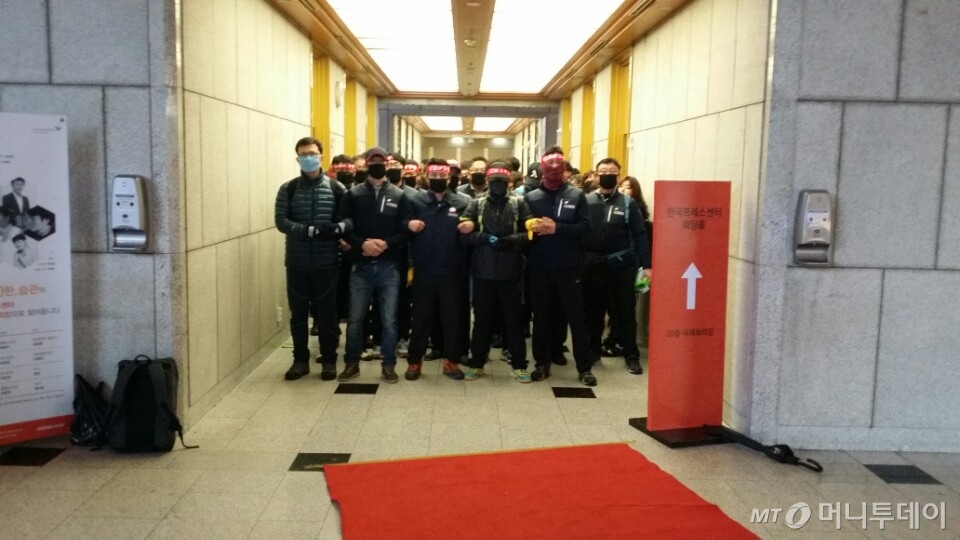 기자회견 직후 한 위원장은 프레스센터 건물로 들어갔으며, 이에 대기 중이던 수십여명의 경찰 체포조 역시 검거를 위해 진입을 시도했지만 민주노총 조합원들에 가로 막혔다./사진=이원광 기자