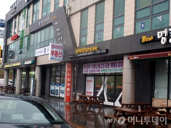 제주 서귀포시 대정읍 구억리 일대 '제주영어교육도시' 내에 위치한 상가 모습. / 사진=송학주 기자