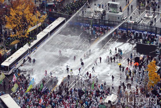 14일 오후 서울 세종대로에서 열린 민중총궐기대회에서 참가자과 경찰이 대치하고 있는 모습. /사진= 뉴스1