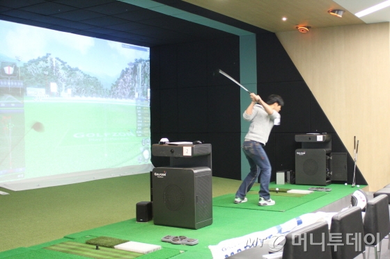 서울 사옥에서 스크린골프를 즐기는 골프존유원홀딩스 직원