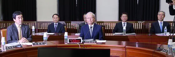 이병호 국가정보원장이 18일 오전 서울 여의도 국회에서 열린 정보위원회 전체회의에서 테러 대응책 긴급 현안보고를 위해 출석하고 있다./사진=뉴스1