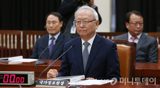 이병호 국가정보원장이 18일 오전 서울 여의도 국회에서 열린 정보위원회 전체회의에 테러 대응책 긴급 현안보고를 위해 출석하고 있다. 2015.11.18/뉴스1