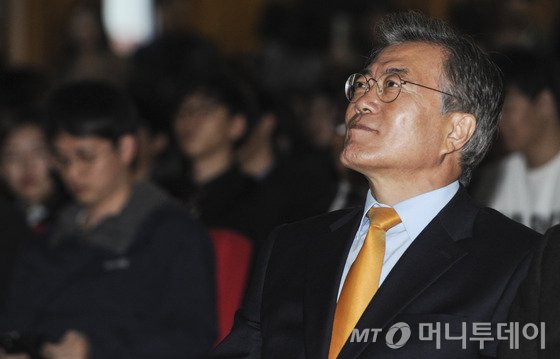 새정치민주연합 문재인 대표가 18일 오후 광주 동구 서석동 조선대학교 서석홀에서 '한국사 교과서 국정화 강행, 무엇이 문제인가?'를 주제로 특별강연을 하기 앞서 영상물을 보고 있다. 2015.11.18/사진=뉴스1