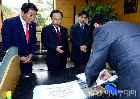해경본부 세종시 이전에 반대하는 인천이 지역구인 새누리당 홍일표, 안상수 의원이 10일 오후 서울 종로구 재동 헌법재판소 민원실에 '해경본부를 포함한 국민안전처 등 이전 고시'에 대한 권한쟁의심판 및 효력정지가처분신청 서류를 제출하고 있다. 해경본부 세종시 이전에 반대하는 인천지역 국회의원들은 이날 국회 정론관에서 기자회견을 갖고 "행정자치부의 해경본부 포함 국민안전처 세종시 이전 고시는 헌법질서인 법치행정의 원칙과 권력분립원칙에 위반되며 입법권 및 국회의원들의 심의·표결권을 침해한다"고 주장했다. 2015.11.10/뉴스1  <저작권자 © 뉴스1코리아, 무단전재 및 재배포 금지>