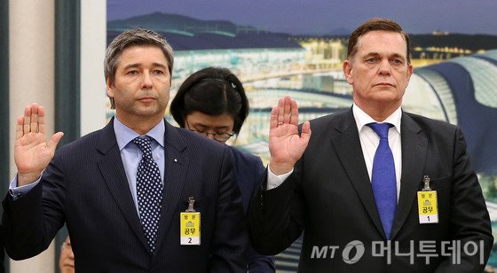 토마스 쿨 폭스바겐코리아 사장(왼쪽)과 요하네스 타머 아우디폭스바겐 코리아 사장이  8일 오후 서울 여의도 국회에서 열린 국회 국토교통위원회의 종합감사에 증인으로 출석해 선서하고 있다.이날 국토위 국감장에는 최근 논란이 되고 있는 배출가스 및 연비 조작 문제에 대한 질의응답을 위해 김효준 BMW코리아 사장, 디미트리스 실라키스 벤츠코리아 사장, 토마스 쿨 폭스바겐코리아 사장, 요하네스 타머 아우디폭스바겐 코리아 사장이 출석했다. 2015.10.8/뉴스1  <저작권자 © 뉴스1코리아, 무단전재 및 재배포 금지>