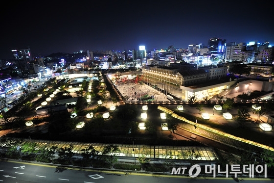 전남 광주시 동구 금남로에 위치한 국립아시아문화전당의 야경. 지난 10년 간 총 7030억 원의 예산을 들인 국립아시아문화전당은 오는 25일 공식 개관한다. /사진제공=국립아시아문화전당