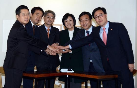 ↑지난 2012년 11월 문재인-안철수 대선후보의 단일화 협상팀. 가장 왼쪽이 안철수 캠프 이태규 미래기획실장.