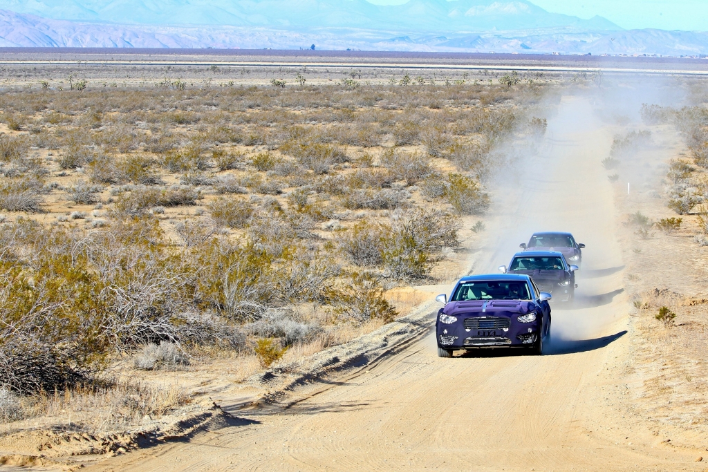 미국 모하비 사막에 위치한 현대·기아자동차 모하비주행시험장(CPG)에서 막바지 담금질중인 '제네시스 EQ900'의 모습. 비포장 시험로 주위로 사막에서 자라는 사막풀(부쉬)이 보인다./사진제공=제네시스
