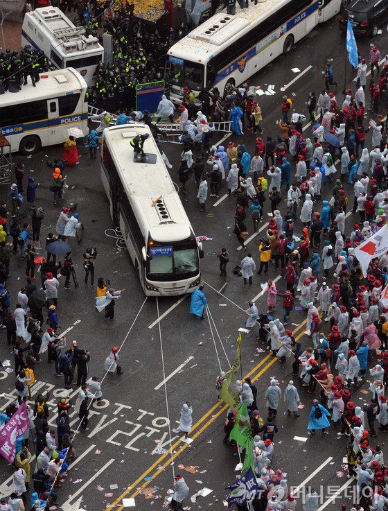 14일 오후 서울 중구 시청 세종대로에서 열린 민중총궐기대회에서 참가자들이 경찰버스를 끌어내고 있다. 민주노총, 전농 등 참가단체들은 집회에서 정부가 추진하는 노동개혁과 역사 교과서 국정화 정책을 규탄하고 청년실업, 쌀값 폭락, 빈민 문제 등의 해결책 마련을 요구할 예정이다.2015.11.14/뉴스1  <저작권자 © 뉴스1코리아, 무단전재 및 재배포 금지>