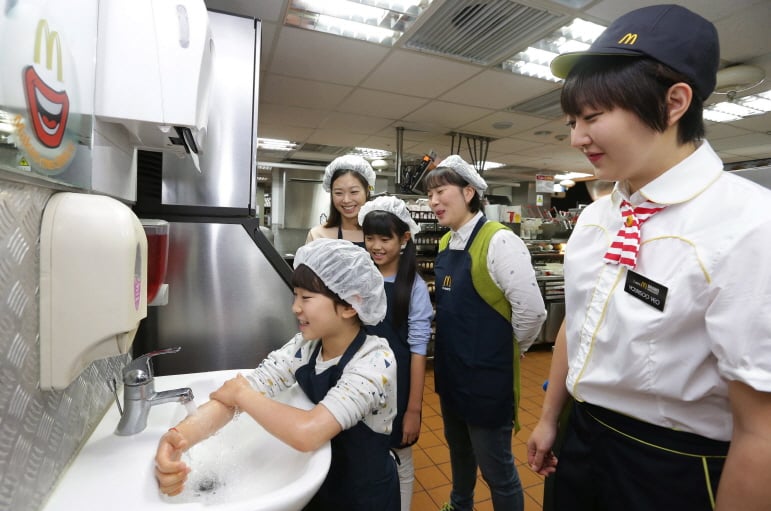 20일 '내셔날 오픈 데이'를 맞아 맥도날드 관훈점은 찾은 어린이 고객들이 주방 한켠에 마련된 세면대에서 손을 씻고 있다. / 사진제공=맥도날드