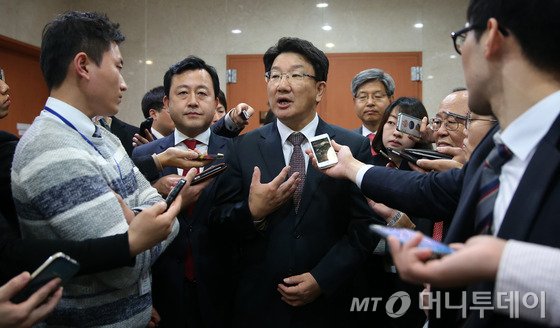 노동관련법안 심사를 진행하던 국회 환경노동위원회 법안소위원회가 파행된 지난 20일 오후 서울 여의도 국회에서 환노위 여당 간사인 새누리당 권성동 의원을 비롯한 여당 위원들이 기자회견을 갖고 있다./뉴스1