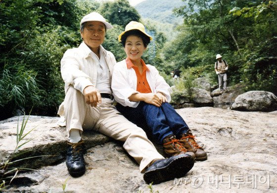 (서울=뉴스1) 안전행정부 국가기록원(원장 박경국) 소속 대통령기록관은 오는 6일부터 17일까지 옛 대통령 별장인 충북 청원군 청남대에서 "아름다운 동반자 영부인"을 주제로 기획전시를 개최한다고 5일 밝혔다. 사진은 등산 중 휴식을 취하고 있는 김영삼 전 대통령과 손명순 여사. (안전행정부 제공) 2013.11.5/뉴스1