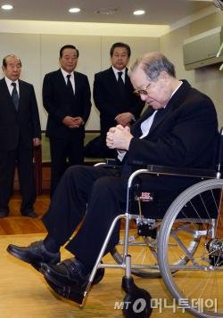 휠체어에 탄 김종필 전 총리가 22일 서울 종로구 서울대병원 장례식장에 마련된 고 김영삼 전 대통령 빈소를 찾아 조문하고 있다.(사진공동취재단) 2015.11.22/뉴스1  <저작권자 © 뉴스1코리아, 무단전재 및 재배포 금지>