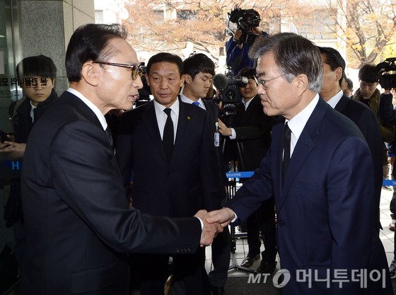 22일 서울 종로구 서울대병원 장례식장에 마련된 고 김영삼 전 대통령 빈소를 찾은 이명박 전 대통령과 새정치민주연합 문재인 대표가 인사를 나누고 있다. (사진공동취재단) 2015.11.22/뉴스1  <저작권자 © 뉴스1코리아, 무단전재 및 재배포 금지>