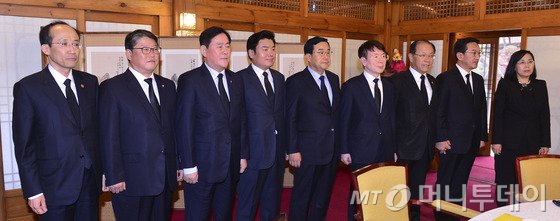 최경환 경제부총리 겸 기획재정부 장관과 새누리당 원유철 원내대표(왼쪽 세 번째부터) 등 참석자들이 22일 오후 서울 종로구 삼청동 총리공관에서 열린 당·정·청 정책조정협의회에서 기념촬영을 하고 있다. 2015.11.22/사진=뉴스1