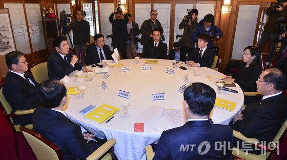 새누리당 원유철 원내대표(왼쪽 두 번째)가 22일 오후 서울 종로구 삼청동 총리공관에서 열린 당·정·청 정책조정협의회에서 발언하고 있다. 2015.11.22/사진=뉴스1