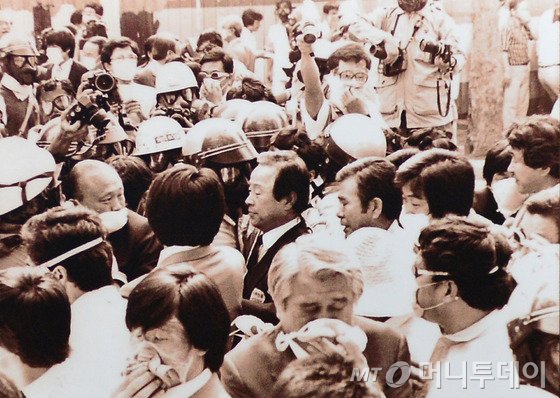 22일 오전 0시 22분 김영삼 전 대통령이 지병으로 서거했다. 1987년 6월 민주항쟁을 주도하는 김영삼 전 대통령의 모습. (김영삼 대통령 기록관) 2015.11.22/사진=뉴스1