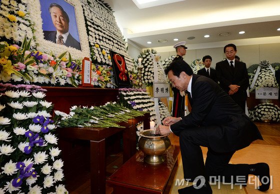 손학규 전 새정치민주연합 상임고문이 22일 오후 서울 종로구 서울대병원 장례식장에 마련된 김영삼 전 대통령 빈소에서 헌화한 뒤 분향하고 있다.  <저작권자 © 뉴스1코리아, 무단전재 및 재배포 금지>