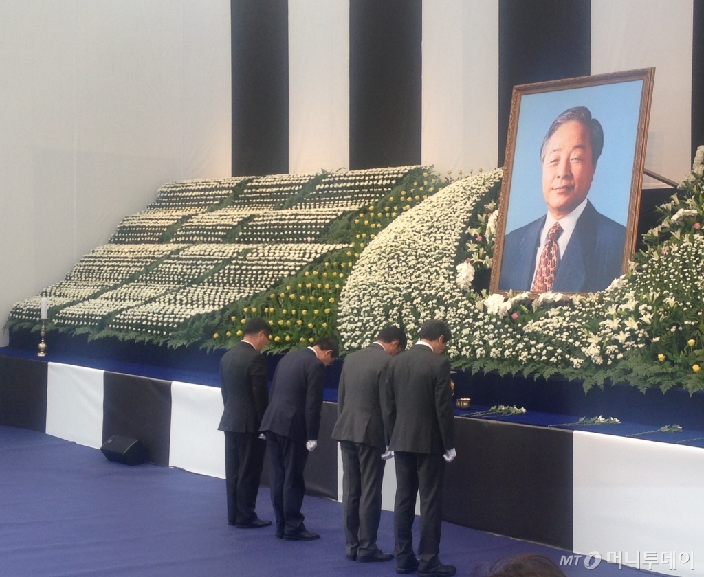 박원순 서울시장과 류경기 행정1부시장, 이제원 행정2부시장, 임종석 정무부시장 등 간부들이 김영삼 전 대통령 합동분향소를 찾아 추모하고 있다./사진=남형도 기자