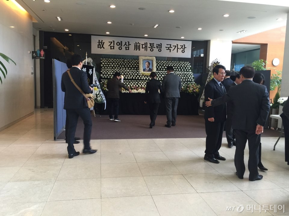 서울 서초구청 내 마련된 김영삼 전 대통령 분향소에 시민들이 분향을 하고있다. / 사진 = 이재윤 기자