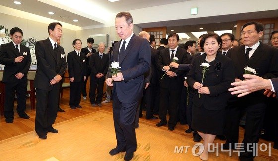 박용만 대한상공회의소 회장이 23일 서울 연건동 서울대병원 장례식장에 마련된 고(故) 김영삼 전 대통령의 빈소를 찾아 헌화하고 있다. 2015.11.23/뉴스1