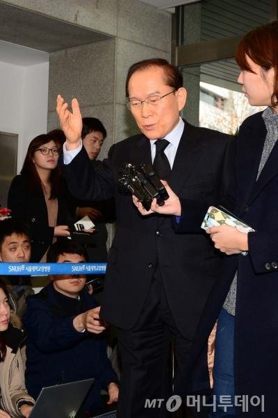 이회창 전 국무총리가 23일 서울 종로구 서울대병원 장례식장에 마련된 故 김영삼 전 대통령 빈소로 들어서고 있다. 2015.11.23/뉴스1