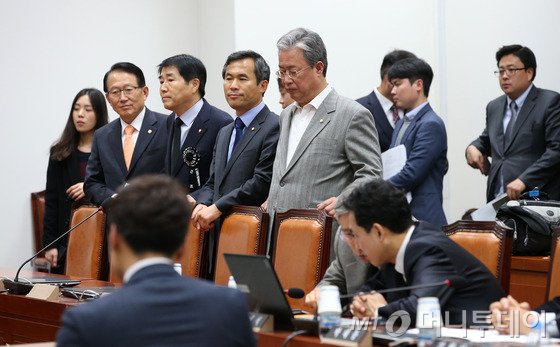 농어촌지방주권지키기의원모임 소속 의원들이 23일 오후 서울 여의도 국회에서 열린 정치개혁특별위원회 전체회의장 찾아 농어촌 의원들의 입장을 담은 성명서를 전달하고 회의를 지켜보고 있다.오른쪽부터 새정치연합 유성엽, 김승남 의원, 새누리당 장윤석, 김종태 의원. 2015.11.23/뉴스1  <저작권자 © 뉴스1코리아, 무단전재 및 재배포 금지>