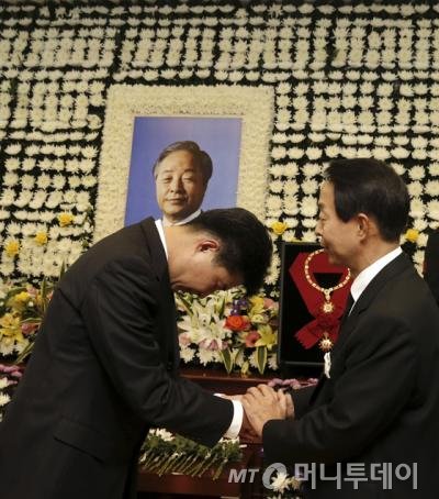 고 노무현 전 대통령의 아들 노건호씨가 23일 오후 서울 종로구 연건동 서울대병원 장례식장 김영삼 전 대통령의 빈소에서 김 전 대통령의 아들 김현철씨와 인사를 하고 있다. 사진공동취재단