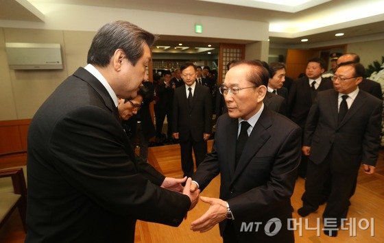 새누리당 김무성 대표(왼쪽)가 23일 서울 연견동 서울대병원 장례식장에 마련된 고(故) 김영삼 전 대통령의 빈소에서 이회창 전 한나라당 총재를 맞이하고 있다.  (사진공동취재단) 2015.11.23/뉴스1
