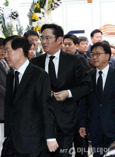 삼성전자 최지성(왼쪽부터), 이재용 부회장과 이인용 사장이 23일 서울 연견동 서울대병원 장례식장에 마련된 고(故) 김영삼 전 대통령의 빈소를 찾아 조문하기 위해 건물 안으로 들어가고 있다. 2015.11.23/뉴스1