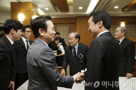 남경필 경기도지사와 손학규 전 대표가 23일 오후 서울 종로구 서울대병원 장례식장에 마련된 故 김영삼 전 대통령의 빈소에서 인사를 나누고 있다. 2015.11.23/뉴스1