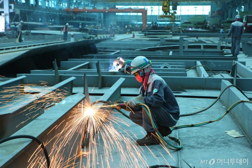 24일 찾은 한진중공업 수빅조선소에서 한 현지인 직원이 블록 용접작업을 진행하고 있다. 이 직원은 한진중공업이 설립한 기술훈련원 출신이다. /사진=한진중공업
