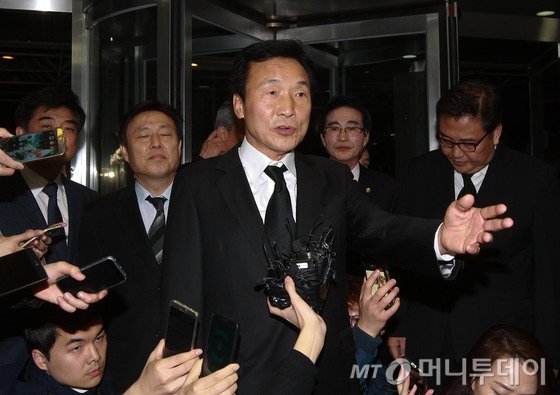 22일 김영삼 전 대통령의 빈소가 마련된 서울대병원 장례식장을 찾은 새정치민주연합 손학규 전 상임고문이 조문을 마치고 떠나기 전 취재진 질문에 답하고 있다. (사진공동취재단) 2015.11.22/뉴스1  <저작권자 © 뉴스1코리아, 무단전재 및 재배포 금지>