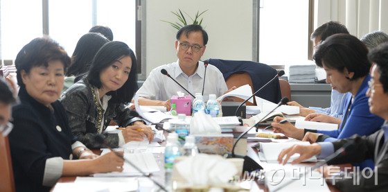 25일 오전 서울 여의도 국회에서 열린 보건복지위원회 법안심사소위원회에서 이명수 위원장과 여야 의원들이 메르스 법률안을 심사하고 있다. 2015.6.25/뉴스1 <저작권자 © 뉴스1코리아, 무단전재 및 재배포 금지>