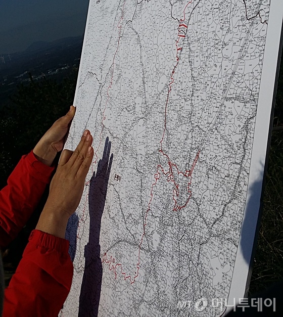 제주도청 공무원이 제주 '제2공항' 예정부지 지도를 들고 현황을 설명하고 있다. /사진=신현우 기자