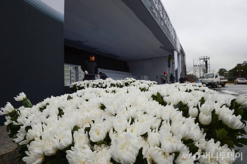 고 김영삼 전 대통령의 영결식을 하루 앞둔 25일 오전 서울 여의도 국회의사당에서 관계자들이 막바지 작업이 한창이다. 김 전 대통령의 영결식은 오는 26일 오후 2시 서울 국회의사당 본관 앞에서 각계 인사와 시민 애도 속에 1시간~1시간30분 진행된다. 2015.11.25/뉴스1