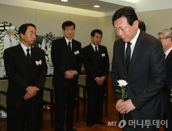 신동빈 롯데그룹회장이 24일 오전 서울 종로구 연건동 서울대병원 장례식장에 마련된 고 김영삼 전 대통령 빈소를 찾아 조문하고 있다. (사진공동취재단) 2015.11.24/뉴스1  <저작권자 © 뉴스1코리아, 무단전재 및 재배포 금지>