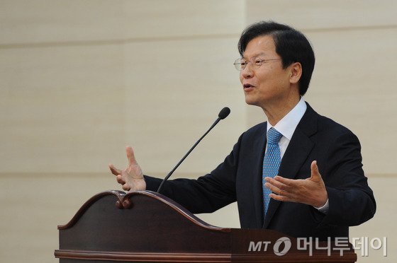 무소속 천정배 의원이 25일 오후 충북 청주대학교 청암홀에서 '청년의 미래와 한국정치의 재구성' 이란 주제로 특강을 하고 있다. 2015.11.25/뉴스1