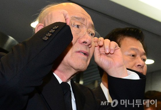 전두환 전 대통령이 25일 오후 서울대학교병원 장례식장에 도착해 고 김영삼 전 대통령의 빈소로 향하고 있다. 2015.11.25/뉴스1  <저작권자 © 뉴스1코리아, 무단전재 및 재배포 금지>