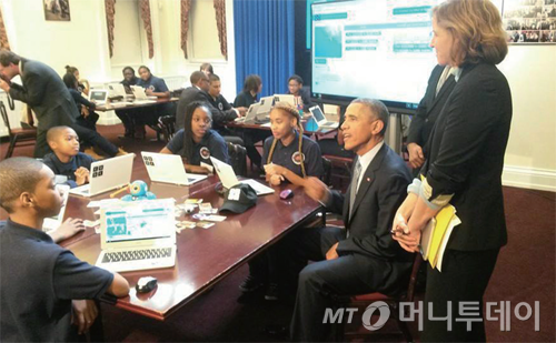 안랩은 경력이 단절된 여성 구직자를 대상으로 소프트웨어 교육강사 양성과정인 ‘안랩 샘 아카데미’를 운영하고 있다.