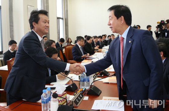 김성태 예결위 여당 간사(오른쪽)와 안민석 야당 간사가 20일 오전 서울 여의도 국회에서 열린 제5차 예산안등조정소위원회에 앞서 인사를 나누고 있다. /사진=뉴스1