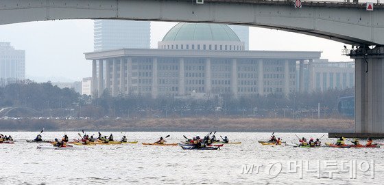 1일 오전 서울 마포구 망원한강공원에서 열린 제2회 한강 카약톤 축제에서 카약 동호회 회원들이 힘차게 노를 젓고 있다.카약으로 마라톤을 한다는 의미의 카약톤은 망원과 밤섬을 오가는 9km, 망원과 노들섬을 오가는 15km 코스로 진행됐다. 2015.3.1/뉴스1 <저작권자 © 뉴스1코리아, 무단전재 및 재배포 금지>