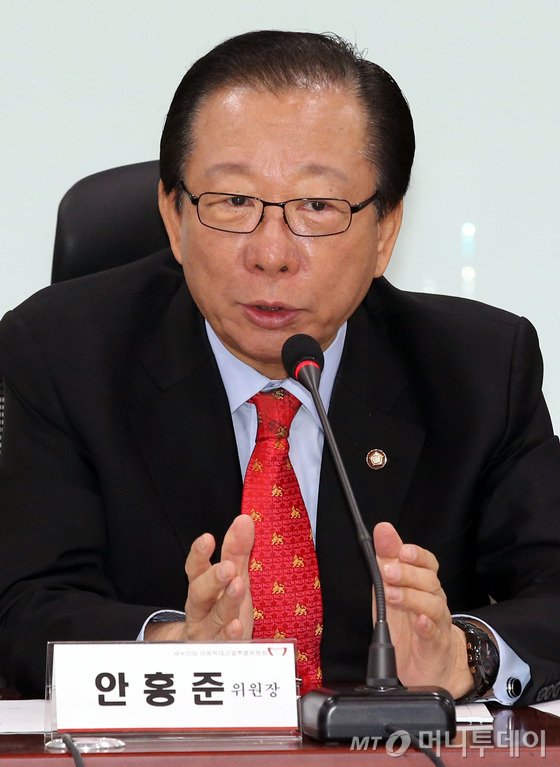 안홍준 새누리당 아동학대근절특위원장이 영유아보육법 4월 재처리 방안을 논의하기 위해 17일 오전 서울 여의도 국회 의원회관에서 열린 아동학대근절 정책결정 각론회의에서 모두발언을 하고 있다.2015.3.17/뉴스1 <저작권자 © 뉴스1코리아, 무단전재 및 재배포 금지>